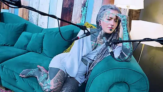 U hakkında konuşuyorum - rahatsız - asmr podcast sfw konuşuyor gotik sıska kız dreadlocks dövmeli model dövmeli kız