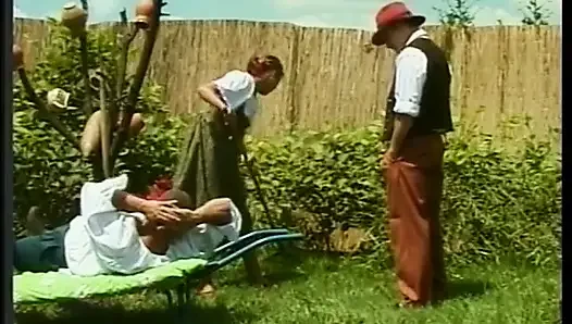Azgın yarak emen adam çimlerde ateşli bir kaltağı sikerken götünü parçalıyor