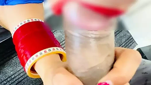 Ev sahibi teyze kira istedi ama ödeyemediği için çığlık atmaya başladı, bu yüzden eve gitti ve bir ders verdi.