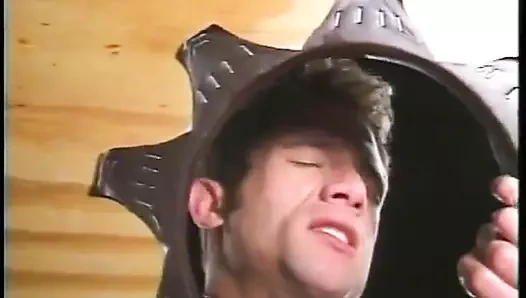 Koca sikli adamlar ateşli üçlü grup sekste sikişiyor