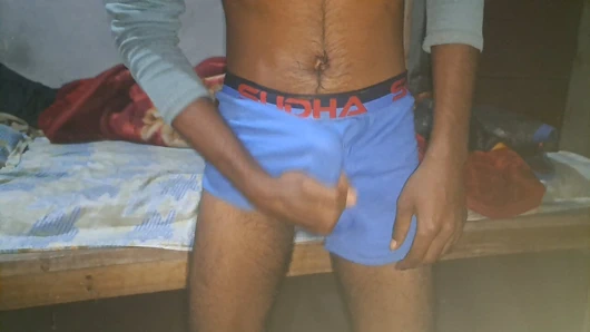 Yaşlı adam iç çamaşırlı aşçı tek başına sikişiyor