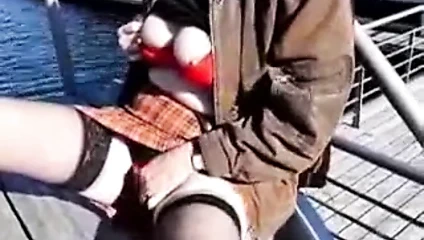 Schwarze naylon çorap, roter slip