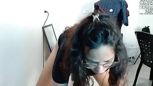 Sahte yarakla sikişiyor, yuvarlanıyor, büyük götlü atlıyor