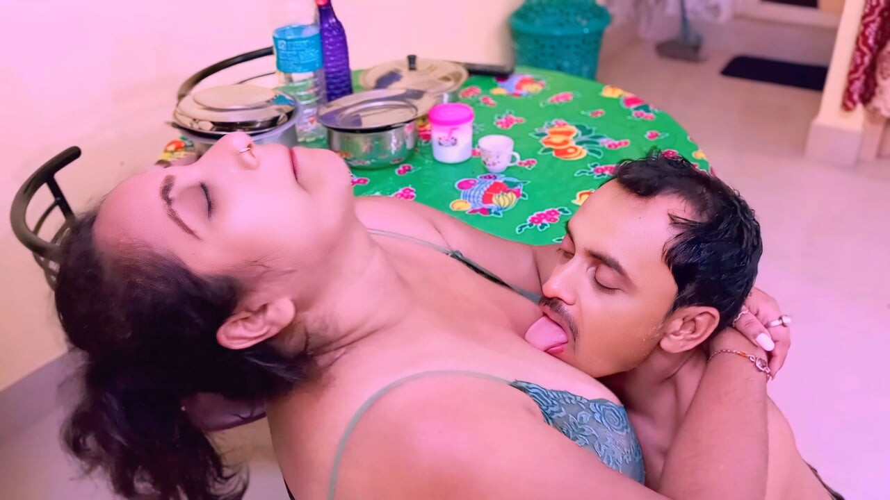 Garmi se kapda khol ke baithi thi bhabhi, devar aake pel diya