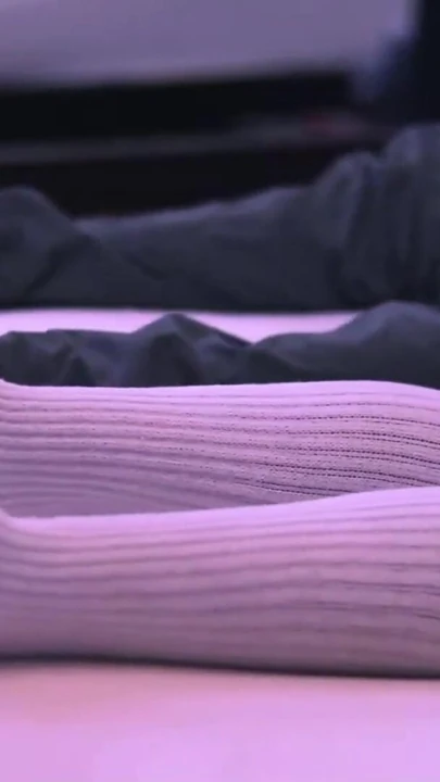 Seksi üvey anne üvey oğluna odasında anal seks sanatını öğretiyor, farklı pozisyonlarda sikiliyor | Klip 1