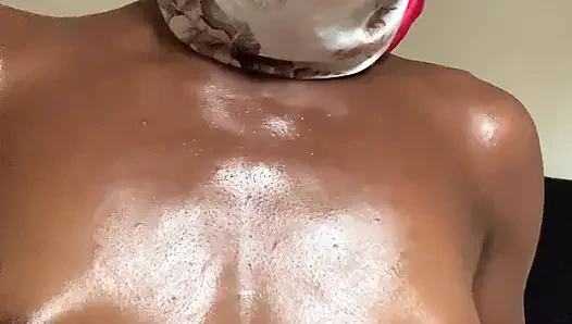 Ateşli minyon genç browngurl234 göğüslerini okşuyor şehvetli anın tadını çıkarıyor