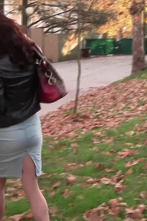 Parkta siyah patentli pompalarda sarkma