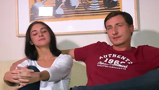 Amatör Alman genç kız ateşli üçlü sekste sikiliyor