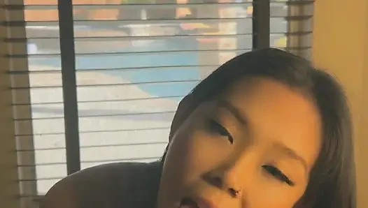 Seksi Asyalı kız 31 çekiyor ve sakso çekiyor büyük boşalma