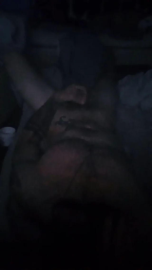 Azgın sikici mastürbasyon yapıyor