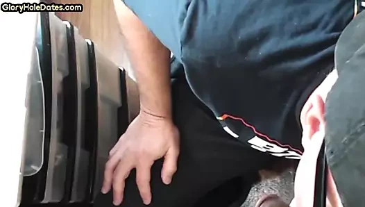 Olgun eşcinsel götü emdikten sonra sikiş deliği randevusu tarafından sikiliyor