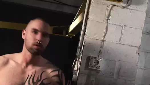 Fetiş twink ve erkekler Berlin bodrumunda sert oyunlarda