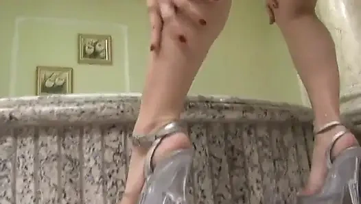 40 yaşındaki orta yaşlı seksi kadın siyah bir canavar yarakla sikiliyor