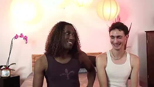 Sıska beyaz ibne 10 inçlik siyah yarağı kaldırabileceğine karar veriyor