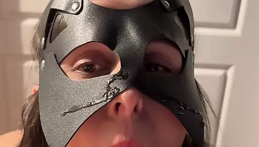 Bir döl benim için yeterli değil, bu yüzden ikinci kez boşalana kadar emmeye devam ediyorum!