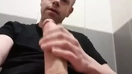 Bir alışveriş merkezi tuvaletinde kendi horozumu emmek