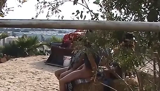 Kovboy kızlar açık havada edepsiz kovboyla sikişiyor