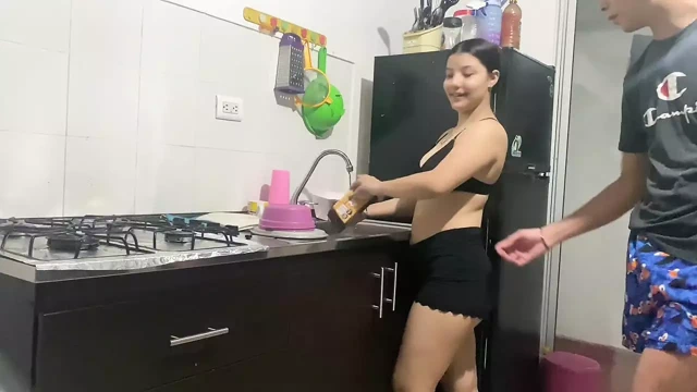 Ateşli latin üvey kız kardeşimle aynı odayı paylaşıyorum ve onunla ateşli seks yapıyorum