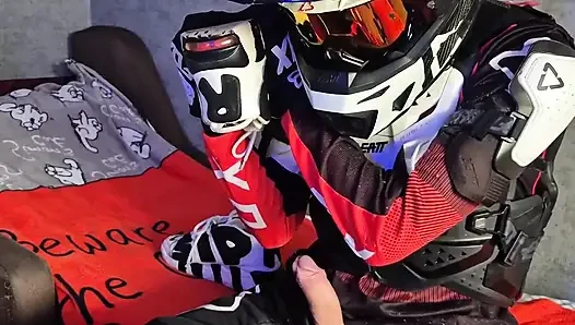 Motosikletli heyecanlı bir adam spor ayakkabılarını sikiyor