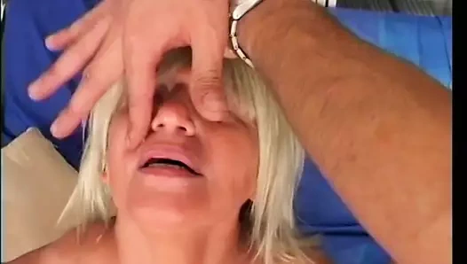 Susuz boşalmak sürtük ağzına almak için hazır