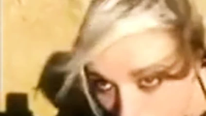 sevimli sarışın emme ve derin boğaz üzerinde kamu plaj