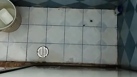 Cep telefonumu baldızımın banyosuna koydum ve o fark etmeden kaydettim