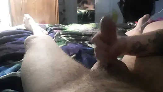 Seksi kızıl saçlı yarak gırtlağına kadar alıyor ve amcığını pompalıyor