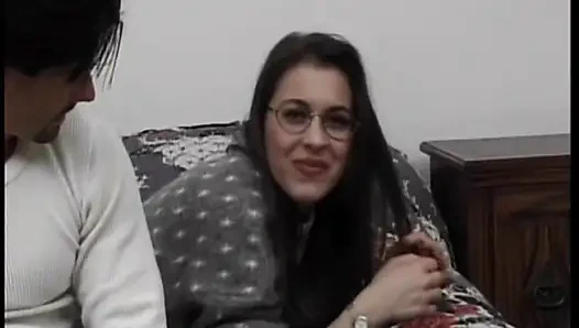 Une brune à lunettes se fait baiser dans une baise hardcore rétro