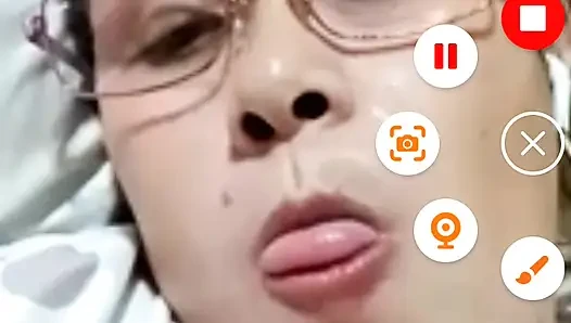 Gece geç saatlerde görüntülü seks görüşmesi yapıyoruz