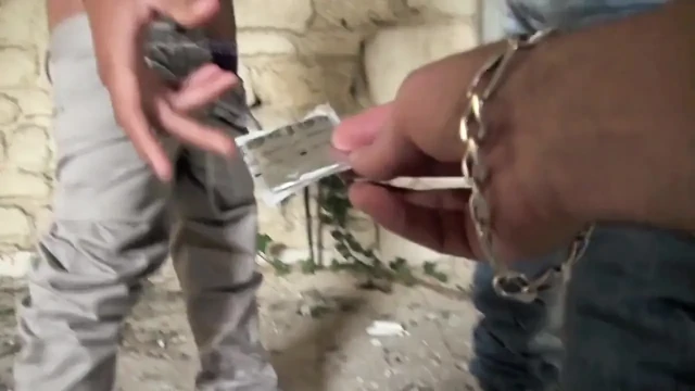 Lation twink açık havada bir eşcinselle sikişiyor