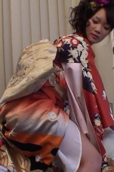 Güzel Japon genç kız azgın adam tarafından farklı oyuncaklarla amını tatmin ediyor