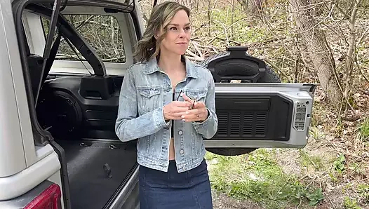 Karısı arka koltukta arkadaşı tarafından sikişirken kocası araba kullanıyor ve dölleniyor