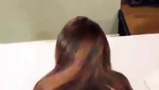 Sürtük Endonezyalı kız arkadaşım yarağımı emmeyi seviyor ve domalarak sert sikilmek için yalvarıyor.