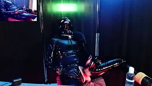 Rubberboymk tam kauçukla mastürbasyon yapıyor