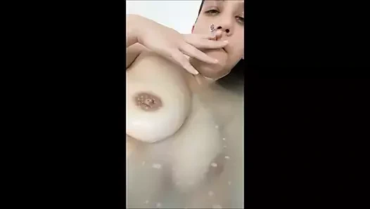 valerie rayne ile küvette sigara içmek