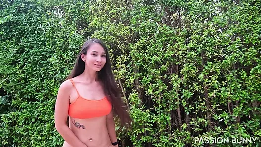 Turuncu seksi mini bikinili büyük çiş çeşmesi