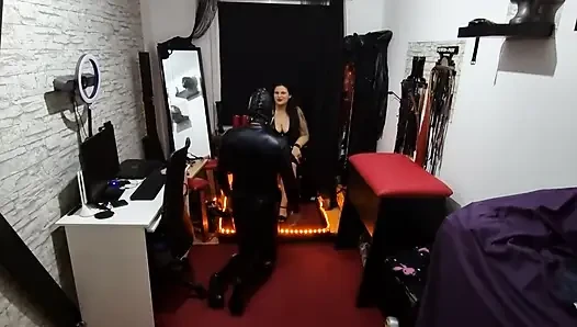 Sidik sırılsıklam itaatkar olgun domme'dan altın duş yalıyor