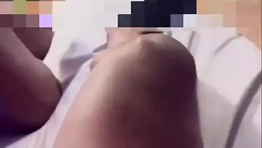 Evli kadın gavat arkadaşının yarağının üzerinde inliyor