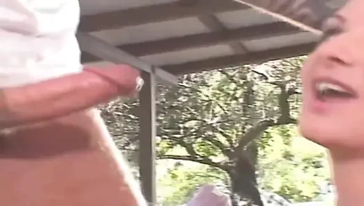 Sarışın bebeğin amcığı yoğun açık havada sikişte yutuyor ve damlıyor