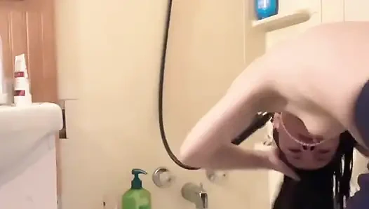 Hana küvette kıllarını yıkıyor küçük memeli çok güzel