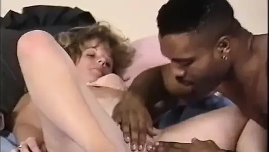 Siyah ve beyaz amcık yalıyor dildo parmaklıyor