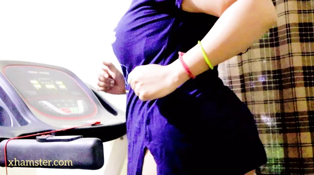 Sıcak eşek sangeeta koşu bandında daha ateşli olur ve kirli konuşmaya başlar ( Hintçe ses )