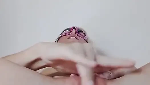 Раздвигаю мою кончающую киску и играю