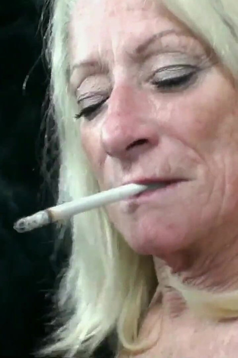 Yaşlı nine yıllardır görmediği gibi yarak emiyor