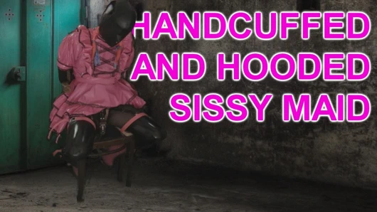 kelepçeli ve kapüşonlu sissy hizmetçi