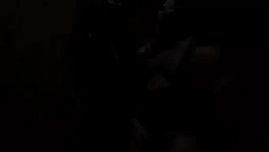 Güzel maskeli bir kadın tarafından bağlanıp mastürbasyon yapılıyorum