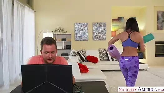 Yoga karısı onu germek için büyük bir yarak alır - yaramaz Amerika