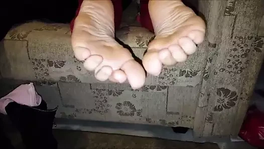 Gianna seksi (40 beden) ayaklarını hareket ettiriyor