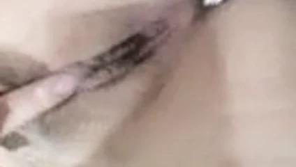 Benim küçük sürtük onu kıçından bir kalemle Mastürbasyon