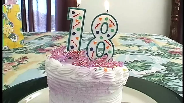 Двойное проникновение на ее 18-летие. Грязная тинка получила 2 члена